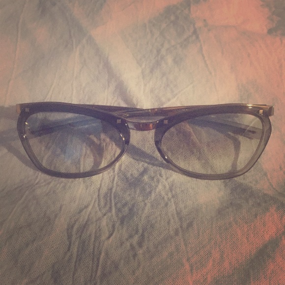 Gucci Vintage Cat-Eye Medium-Light Tint Silvery Frame Sunnies!! Super Chill!